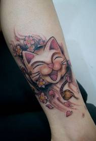 女孩子腿部笑脸猫咪纹身图案