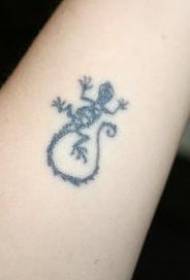 mały czarny jaszczurka symbol tatuaż wzór