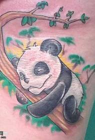Patrón de tatuaje de panda de perna