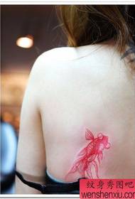 auksinės žuvelės tatuiruotės modelis: nugaros spalvos maža auksinės žuvelės tatuiruotės modelio tatuiruotės nuotrauka