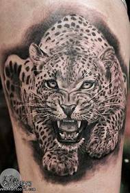 disegno del tatuaggio leopardo gamba