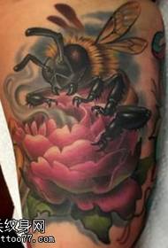 Малата пчела шема на тетоважа на ногата