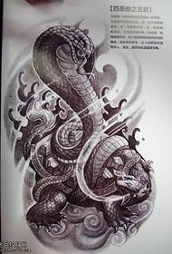 egy kígyó teknős tetoválás mintát
