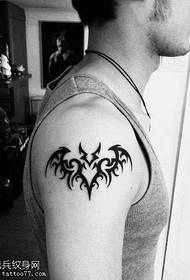 arm ლამაზი ტოტემი bat tattoo ნიმუში