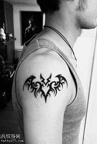 braccio bellissimo modello di tatuaggio pipistrello totem