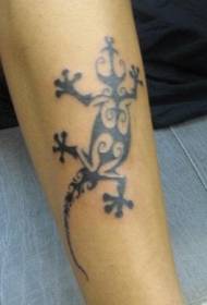 noga Czarny minimalistyczny obraz tatuażu plemiennej jaszczurki