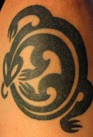 ramię tatuaż czarny okrągły plemienny obraz jaszczurka