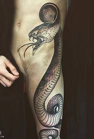 tikroviškas tikroviškas vienos didelės gyvatės tatuiruotės modelis