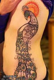 bellissimo modello di tatuaggio pavone in vita