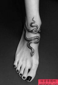 момиче змия татуировка модел, увит в крака