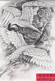малюнак татуіроўкі на поўнай спіне: малюнак татуіроўкі з красным каронам белага крана