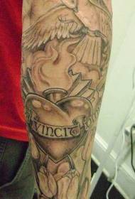 рука простого белого голубя с татуировкой горящего сердца