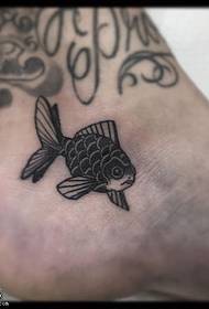 мала златна риба шема на тетоважи на глуждот
