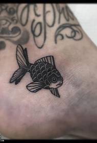 piccolo disegno del tatuaggio del pesce rosso sulla caviglia