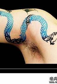 um padrão de tatuagem de cobra de totem de cor de braço