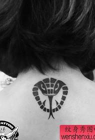 Mädchen unterstützen ein Totem-Kobra-Tattoo-Muster