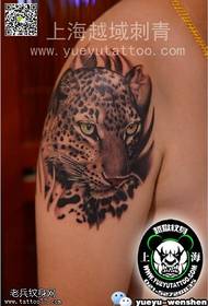 肩膀的豹子纹身图案