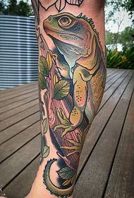 patrón de tatuaje de lagarto pintado de ternero