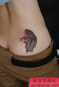 prekrasan uzorak rastrgan zmija tetovaža uzorak