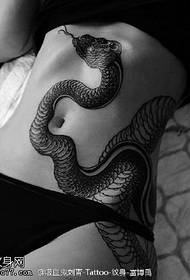Model i tatuazheve të mëdha të pythit në bark