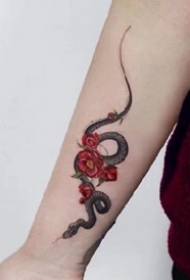 isang larawan ng isang magandang maliit na itim na ahas na may isang artwork na tattoo ng pulang bulaklak