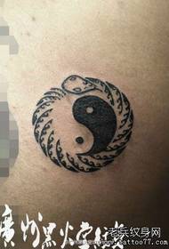 klasični popularni uzorak tetovaža zmija totem