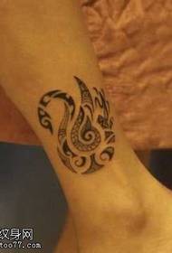 disegno del tatuaggio del totem del cigno di una gamba