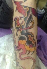 ຮູບແບບ tattoo ງູ ດຳ ແລະສີແດງ