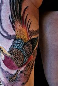 Красивая татуировка фазана на бедре