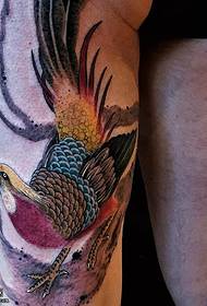 Bellissimo modello di tatuaggio fagiano sulla coscia