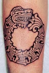 Juodoji actekų toteminė gyvatė įkando į tatuiruotės modelį