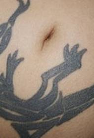 modello di tatuaggio di pancia di lucertola tribale nera