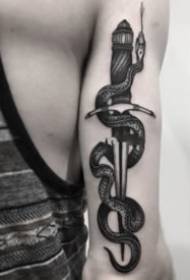 黑蛇紋身與9種武器和小黑蛇紋身圖案