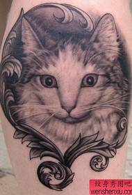 foto di modello tatuaggio gatto schizzo carino