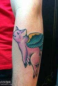 rankos mažos skraidančios kiaulės tatuiruotės modelis