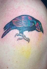 värillinen realistinen varis tatuointikuvio