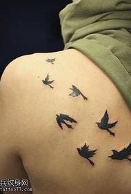 un gruppu pupulari di picculi disegni di tatuaggi di colomba