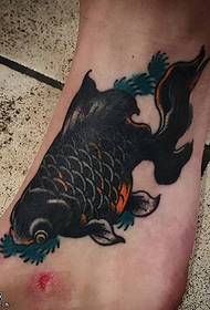 svart guldfisk tatuering mönster på foten