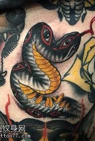 un modello di tatuaggio a serpente multi-occhio dell'addome