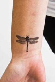 Jongen Handgelenk op de schwaarze Punkt Dorn kleng Déier Libellen Tattoo Biller
