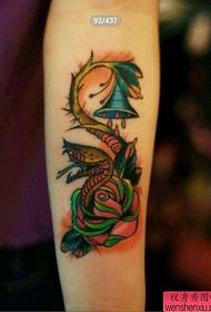 手臂流行经典的蛇与玫瑰花纹身图案