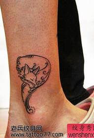 ukubukeka okuhle kwe-totem Fox tattoo iphethini