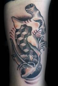 interessante kombinasie swart hammerhead haai met geometriese tatoeëermatroon