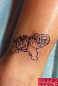 patrón de tatuaje de elefante como pierna chica