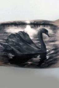 Вялікі сапраўдны рэалістычны малюнак татуіроўкі на чорным лебядзіным возеры