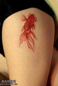 un modello di tatuaggio di pesce rosso rosso nella gamba