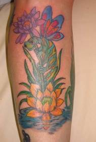 arm farvet blomst på firben tatoveringsmønster