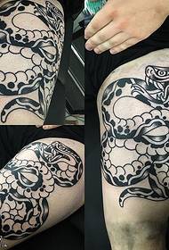 uzorak tetovaže zmija na bedru