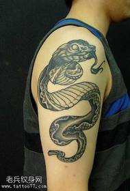 Rankos gražus gyvatės tatuiruotės modelis