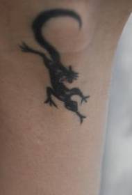 polso neru di lucertola picculu simbulu di tatuaggi